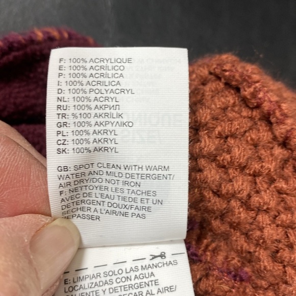 The North Face Woman’s Plum and Rust Ombre’ Beanie Hat With Pom Pom. OSFA - Picture 6 of 7